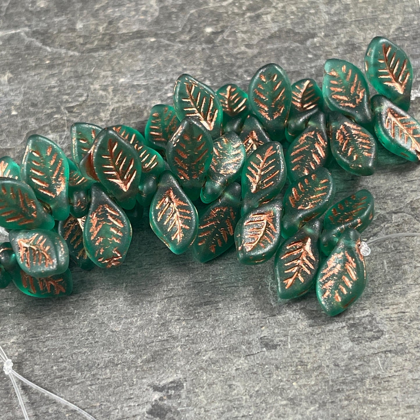 Briolette Leaf Beads 12x6mm Leaf Bead ~ Czech Glass Beads ~ Green Leaf Bead (Bay5) * 20 Beads