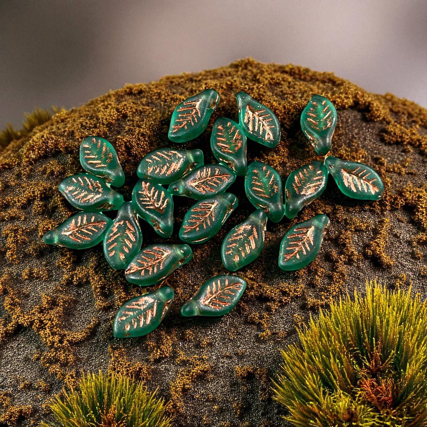 Briolette Leaf Beads 12x6mm Leaf Bead ~ Czech Glass Beads ~ Green Leaf Bead (Bay5) * 20 Beads