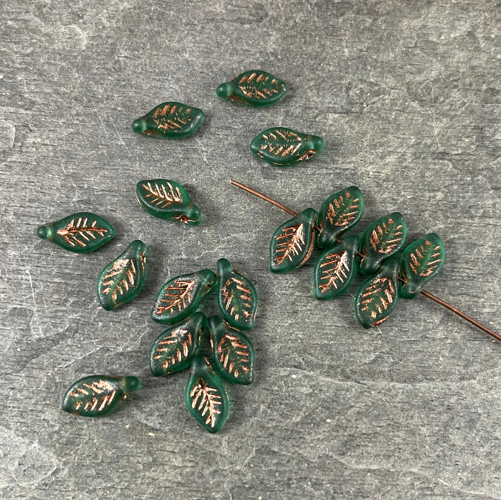 Briolette Leaf Beads 12x6mm Leaf Bead ~ Czech Glass Beads ~ Green Leaf Bead (Bay5) * 20 Beads