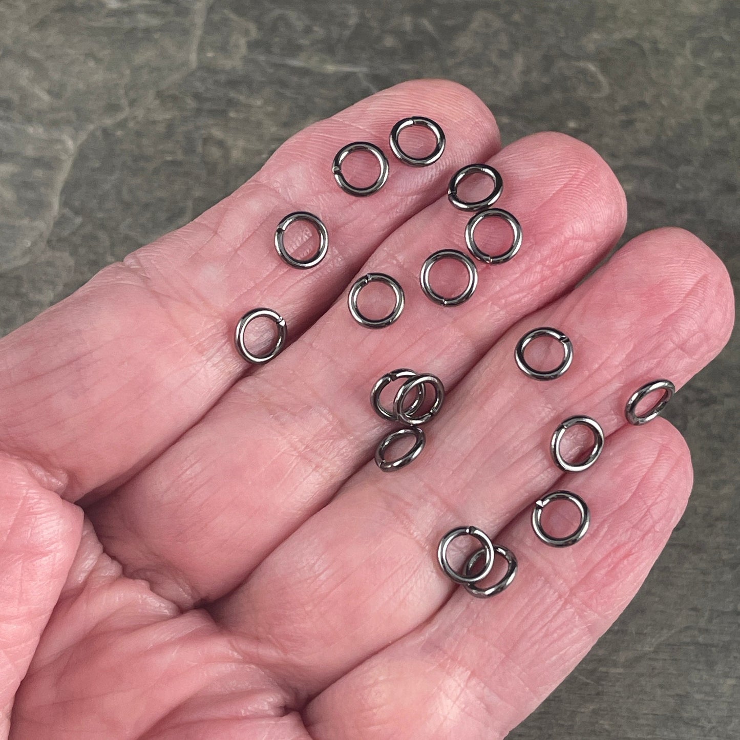 6mm Gunmetal Plated Round Jump Rings ~ 18g Black Jump Rings ~ Gunmetal Plated Brass Open Jump Rings (FMG/4867) * Qty: 100