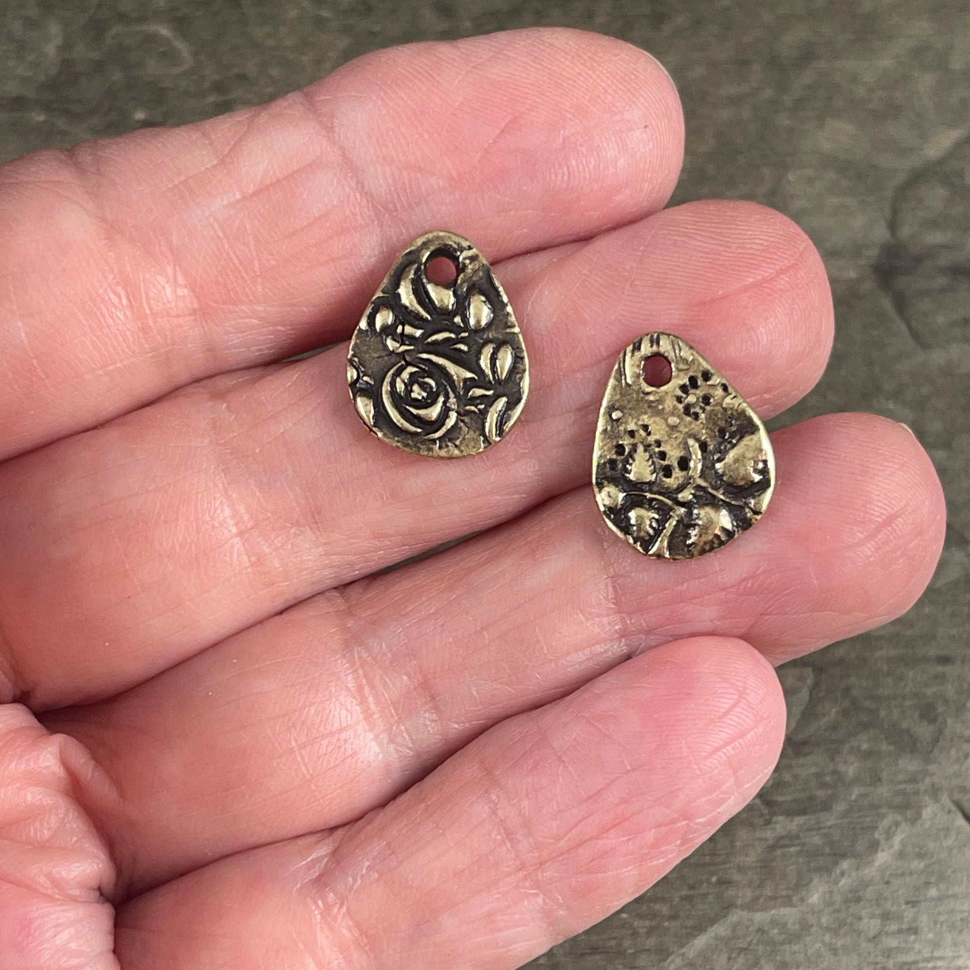 NEW TierraCast Floral Dulce Vida Charm, Antiqued Brass Floral Theme Teardrop Charm (PF/581-57) * Qty. 4