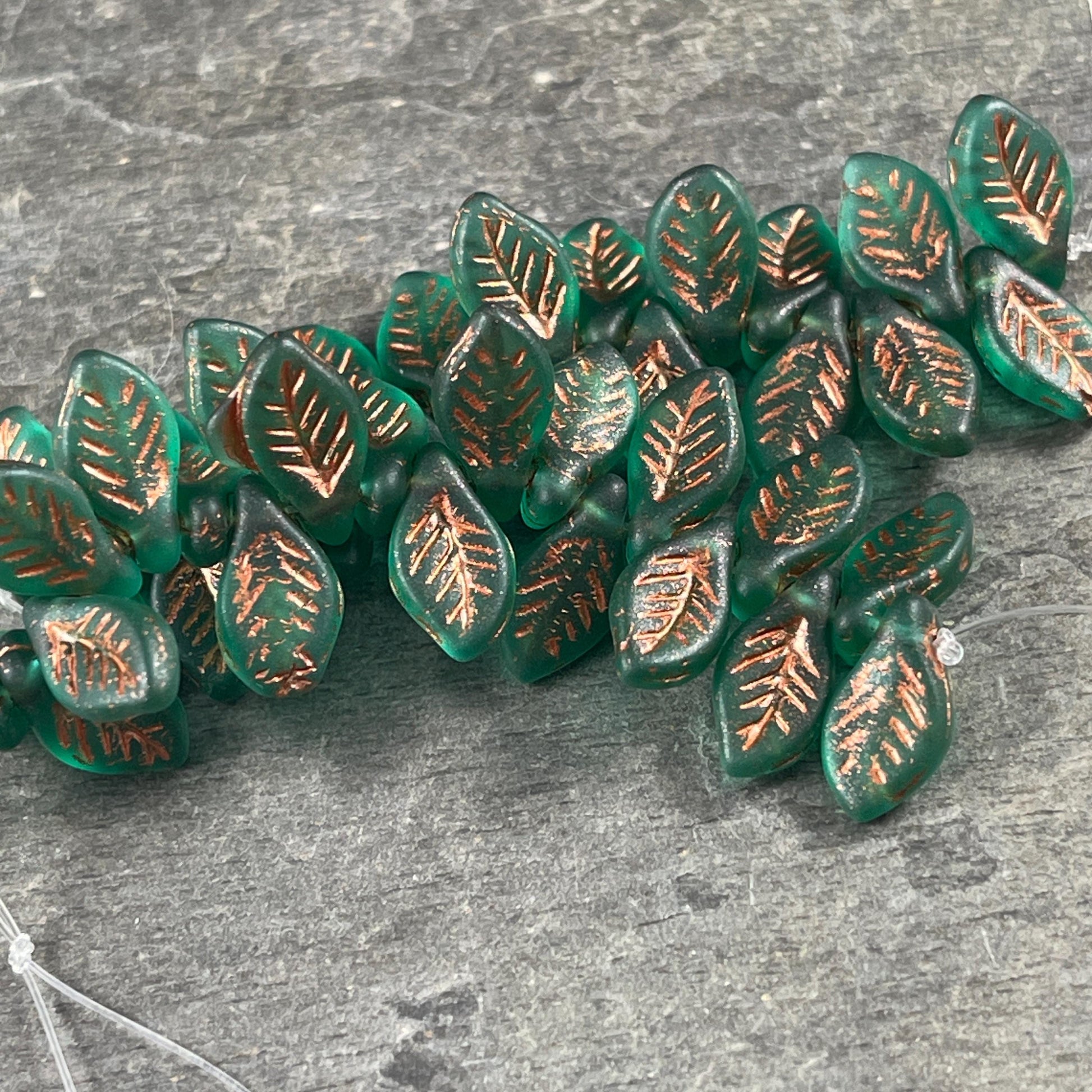 Briolette Leaf Beads 12x6mm Leaf Bead ~ Czech Glass Beads ~ Green Leaf Bead (Bay5) * 20 Beads