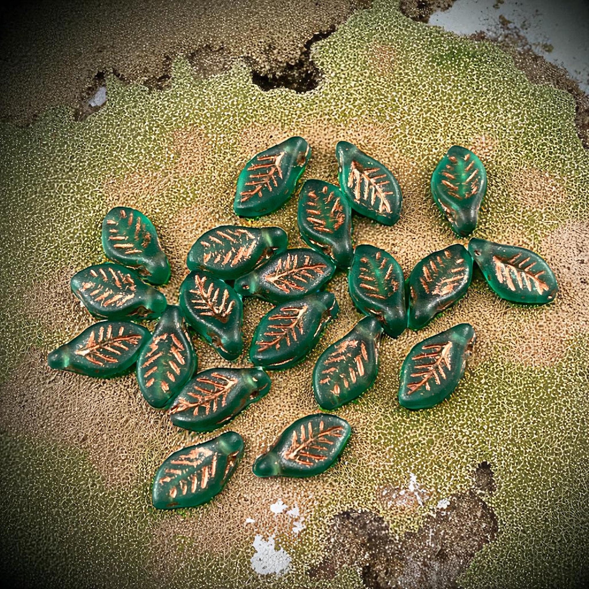 Briolette Leaf Beads 12x6mm Leaf Bead ~ Czech Glass Beads ~ Green Leaf Bead (Bay5) * 20 Beads