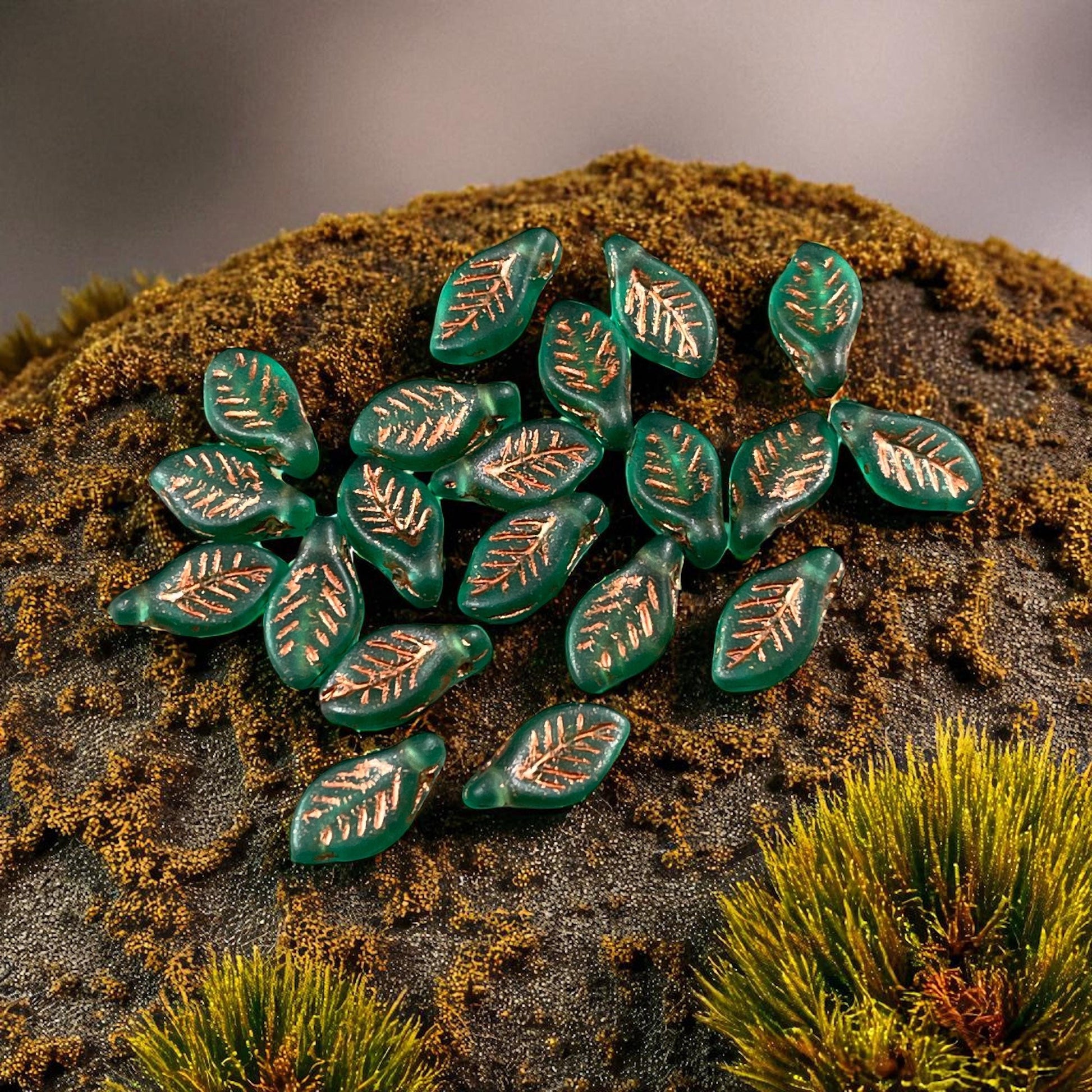 Briolette Leaf Beads 12x6mm Leaf Bead ~ Czech Glass Beads ~ Green Leaf Bead (Bay5) * 20 Beads