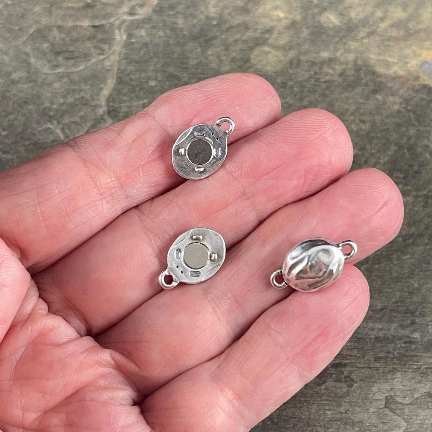 Organic Oval Magnetic Clasp, Antiqued Silver Plated, 17x10mm (PF/15195-77) * Qty. 1
