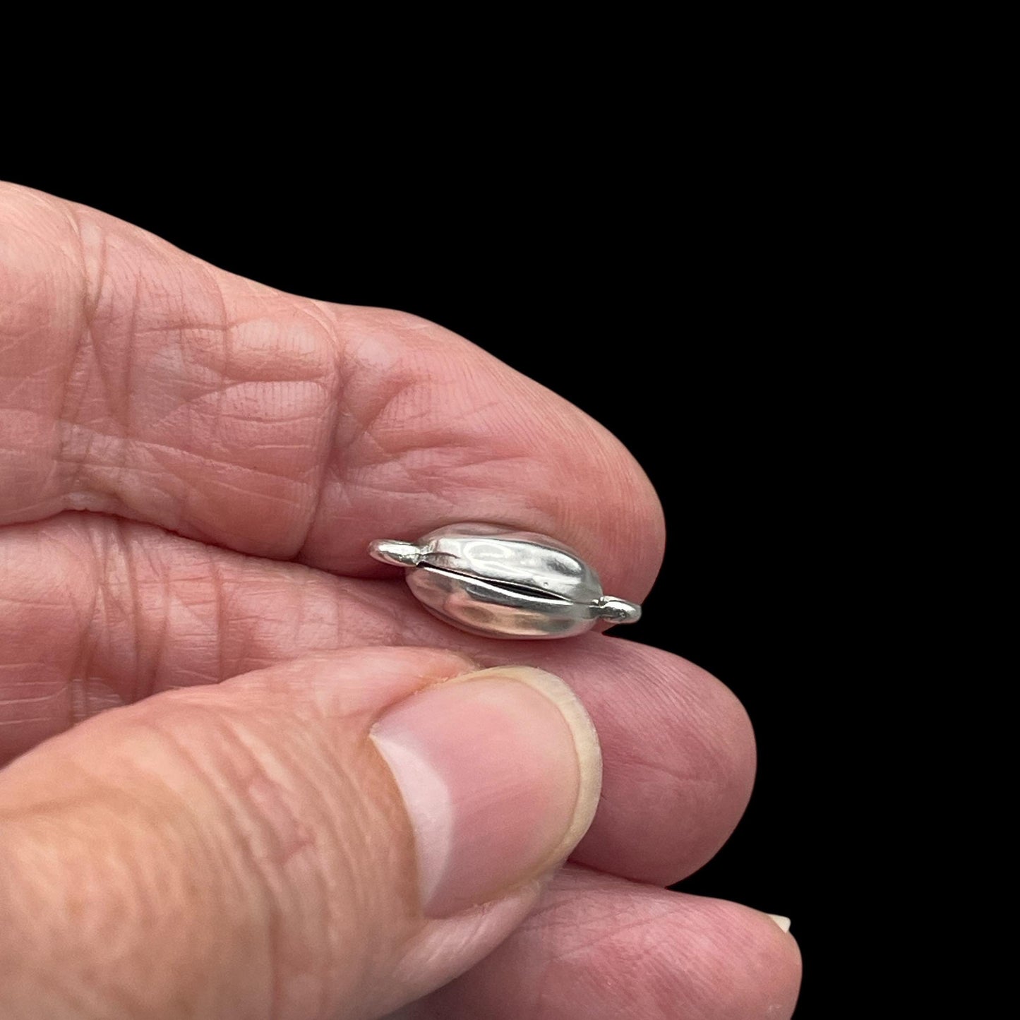 Organic Oval Magnetic Clasp, Antiqued Silver Plated, 17x10mm (PF/15195-77) * Qty. 1