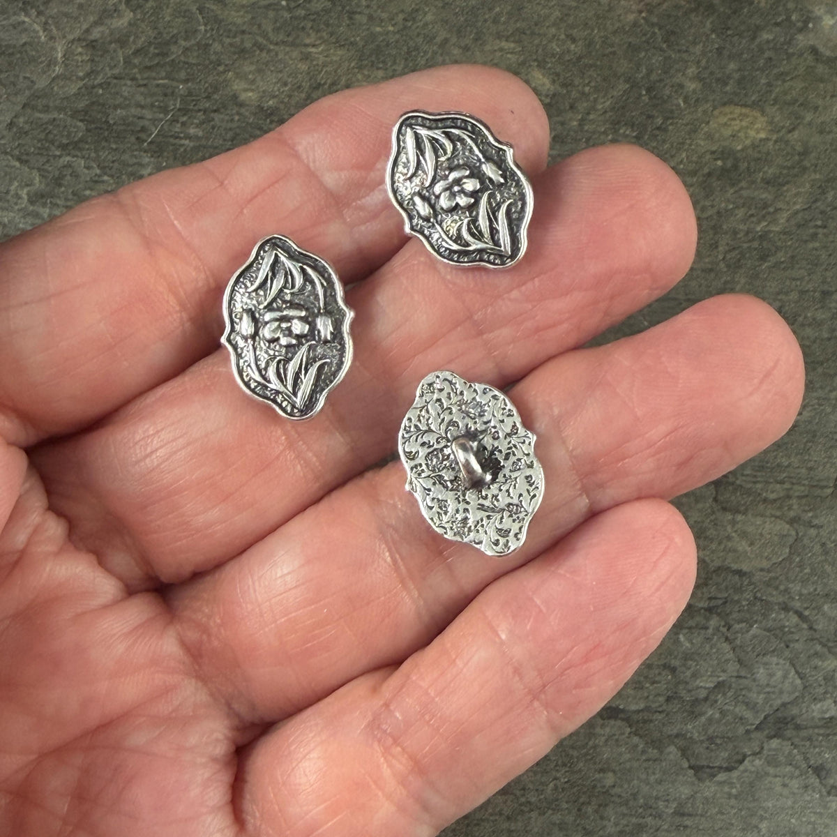 TierraCast Floral Theme Button with Shaft, 18x12mm Oval, Antiqued Silver (PF/1142-77) * Qty. 2